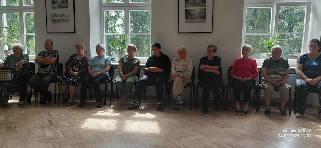 seniorzy słuchający Dziadów podczas Narodowego Czytania