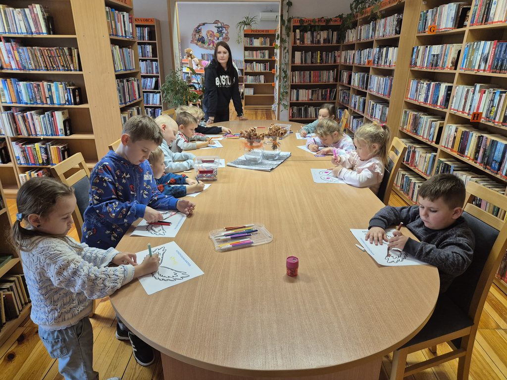 przedszkolaki podczas kolorowania skrzydeł