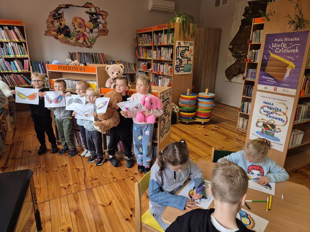 przedszkolaki prezentujący swoje kolorowanki