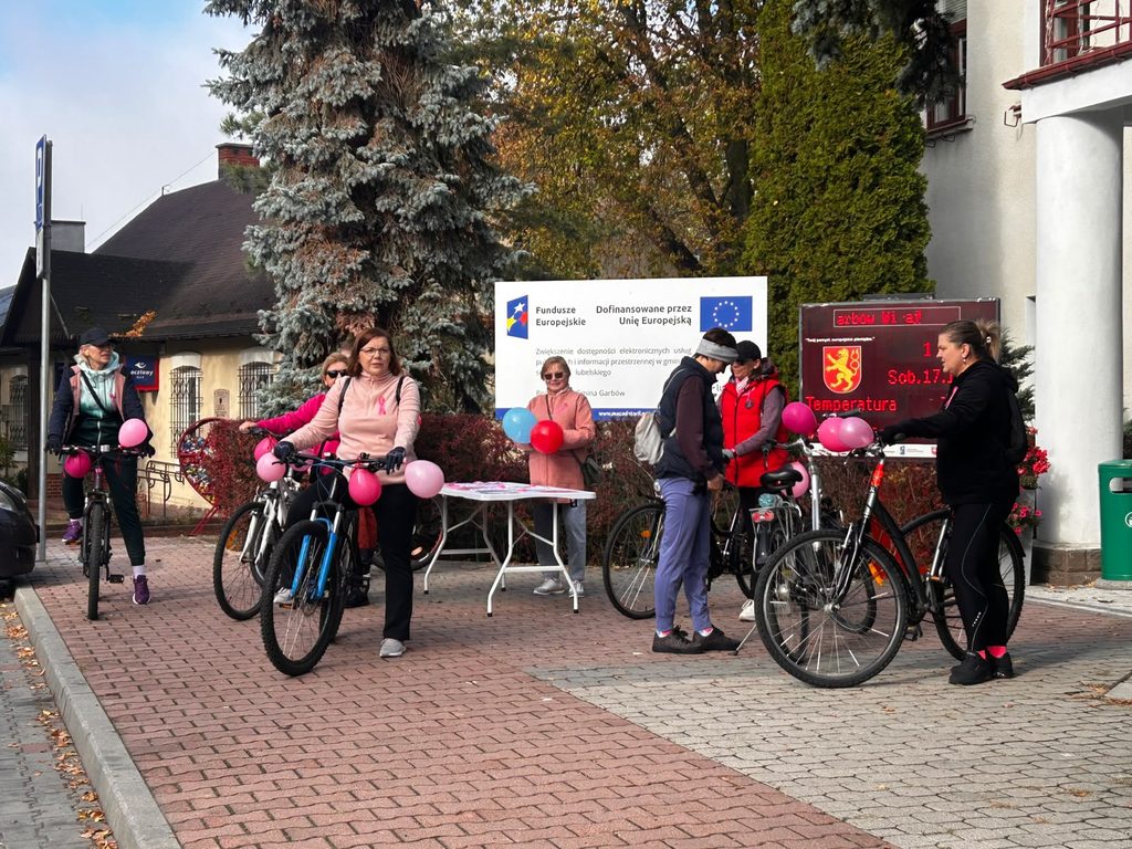 uczestniczki akcji Różowe kilometry - Garbów przygotowujące się do rajdu