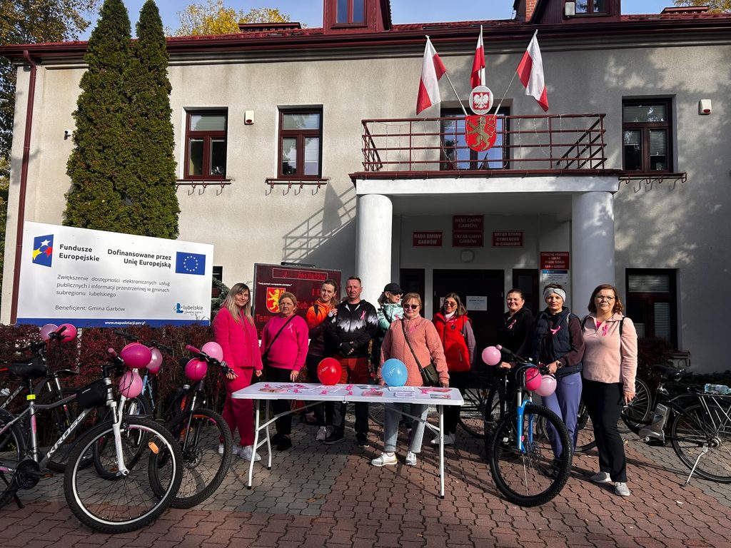 uczestnicy akcji Różowe kilometry - Garbów: zdjęcie wspólne