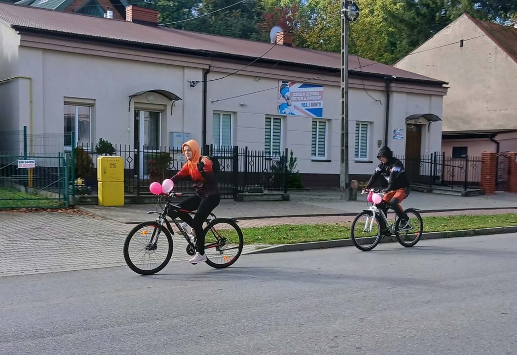 dwie osoby jadące rowerami