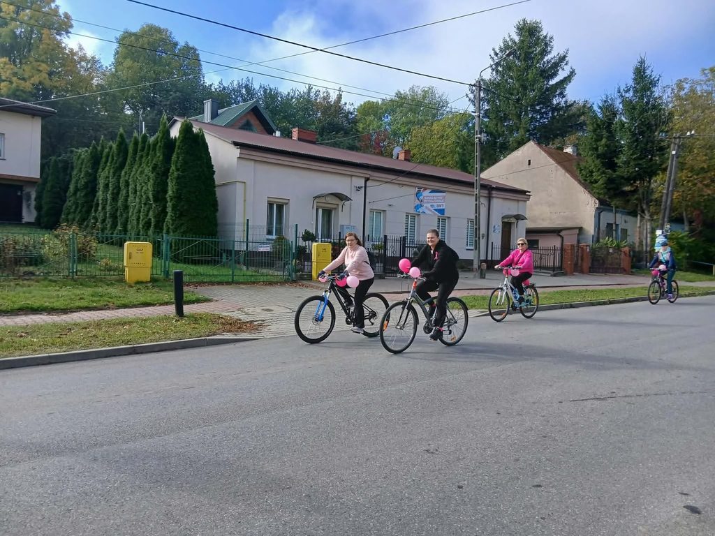 cztery osoby jadące rowerami